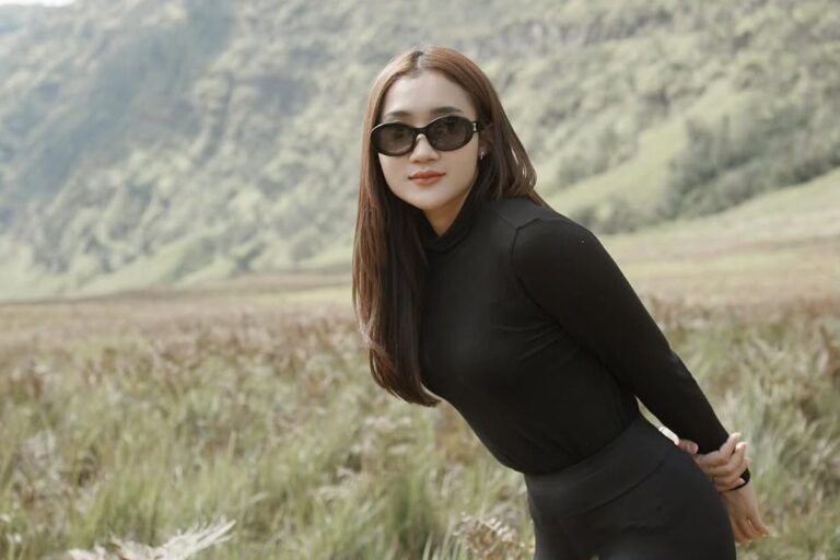 Lirik Lagu Bukit Berbunga - Yeni Inka